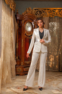 بدلة رسمية بيضاء مصممة خصيصاً