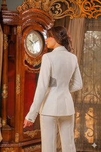 بدلة رسمية بيضاء مصممة خصيصاً