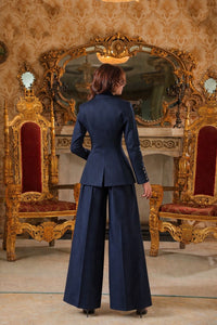 بدلة بحرية مصممة بنمط هندسي