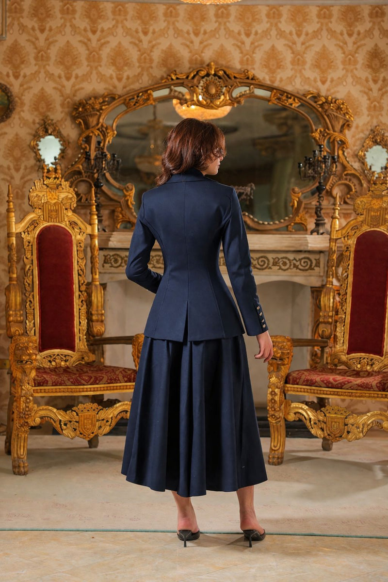 بدلة بحرية مصممة بنمط هندسي