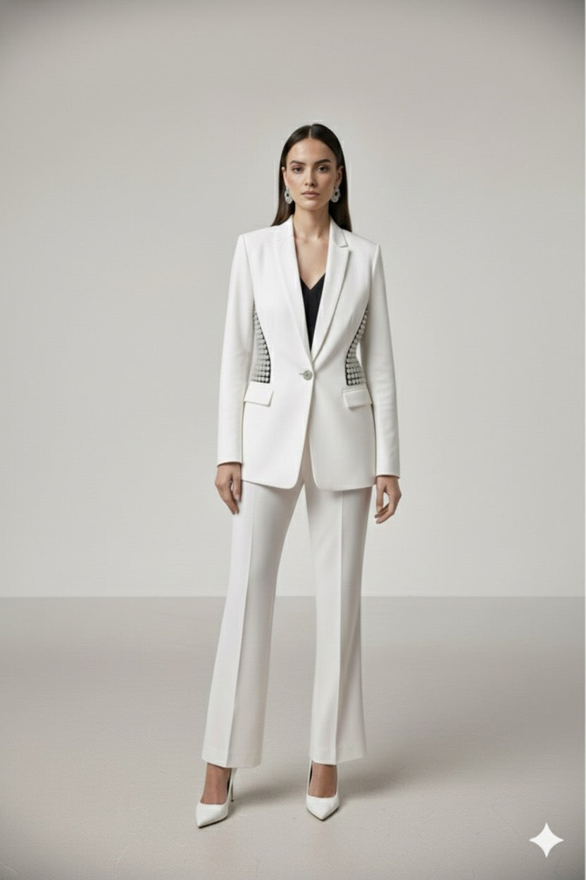 Image of بنطلون أبيض بتصميم منحوت من قماش عاجي