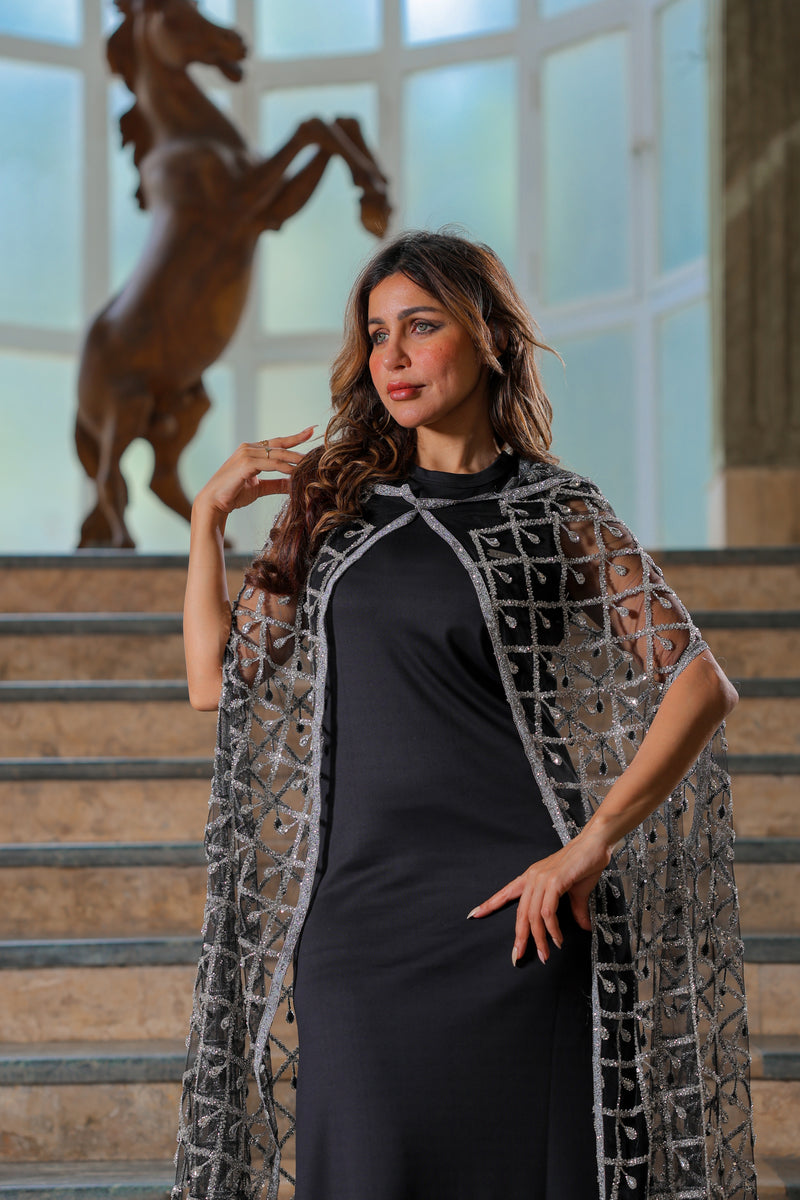 عباءة مطرزة مميزة – حضور لافت