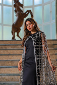 عباءة مطرزة مميزة – حضور لافت