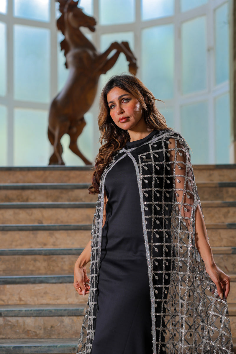 عباءة مطرزة مميزة – حضور لافت